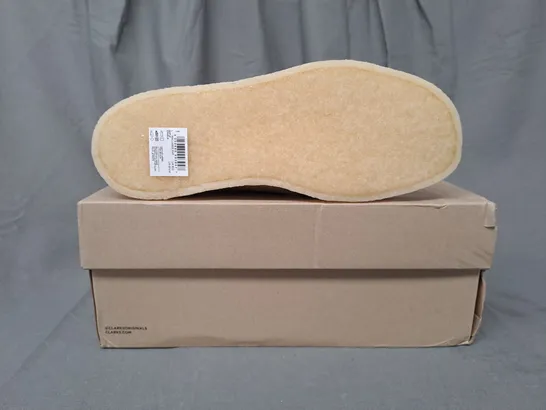 BOXED PAIR OF CLARKS WALLABEE CUP SHOES IN MAPLE UK SIZE 6