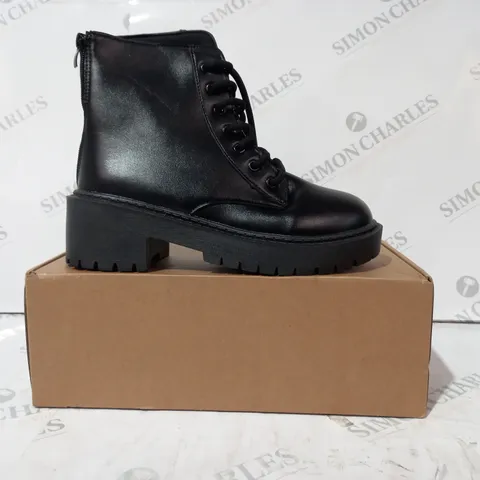 BOXED PAIR OF DESIGNER ANKLE BOOTS IN BLACK EU SIZE 37
