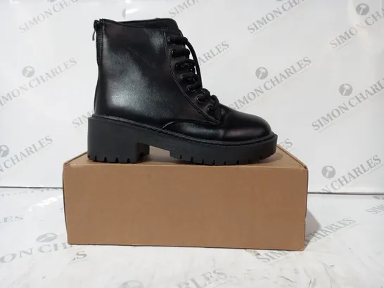 BOXED PAIR OF DESIGNER ANKLE BOOTS IN BLACK EU SIZE 37