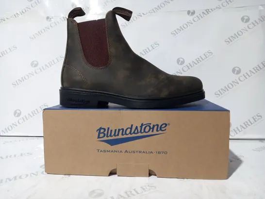 BOXED PAIR OF BLUNDSTONE ELASTIC SIDED BOOTS IN RUSTIC BROWN UK SIZE 9