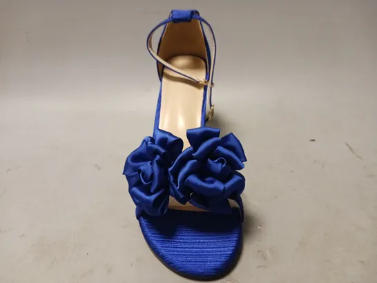 BOXED PAIR OF DESIGNER OPEN TOE BLOCK HEEL SANDALS IN SAPPHIRE BLUE W. BOW DETAIL EU SIZE 42