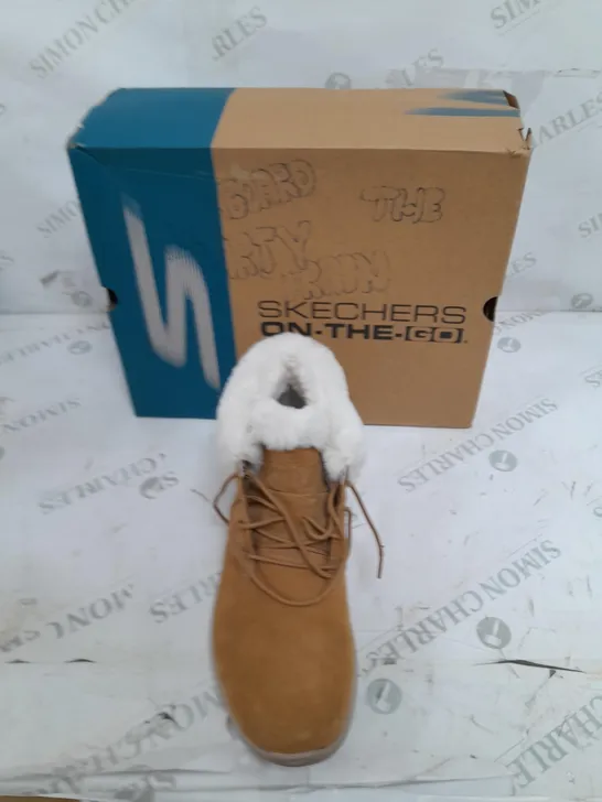 BOXED SKECHERS GO WALK ANKLE BOOTS SIZE 6 1/2