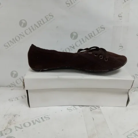 APPROXIMATELY 16 BOXED PAIRS OF SK20 LACE UP FLAT SHOES IN BROWN VARIOUS SIZES TO INCLUDE SIZES 38, 39, 40 