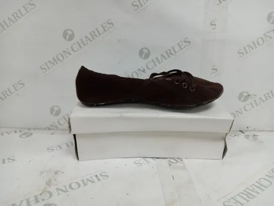 APPROXIMATELY 16 BOXED PAIRS OF SK20 LACE UP FLAT SHOES IN BROWN VARIOUS SIZES TO INCLUDE SIZES 38, 39, 40 