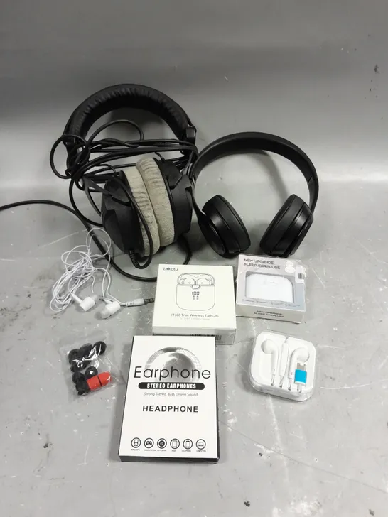 APPROXIMATELY 15 ASSORTED HEADPHONE PRODUCTS TO INCLUDE ZAKOTU, CASES, WIRED EARPHONES ETC 