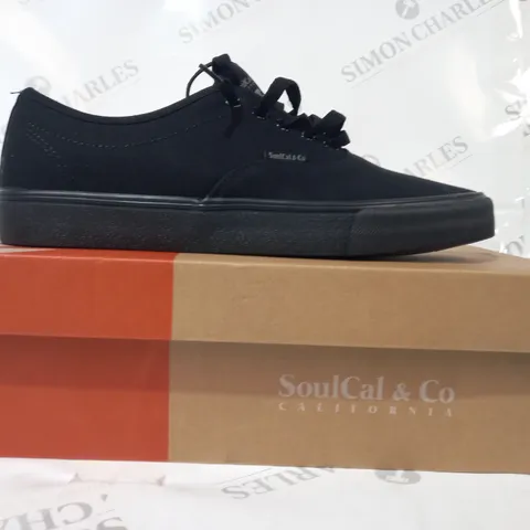 BOXED PAIR OF SOULCAL & CO CANYON LOW SHOES IN BLACK UK SIZE 10