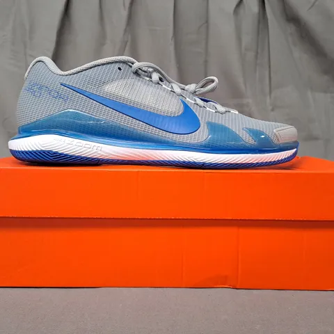 BOXED PAIR OF NIKE ZOOM VAPOR PRO SHOES IN GREY/BLUE UK SIZE 7