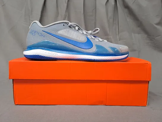 BOXED PAIR OF NIKE ZOOM VAPOR PRO SHOES IN GREY/BLUE UK SIZE 7