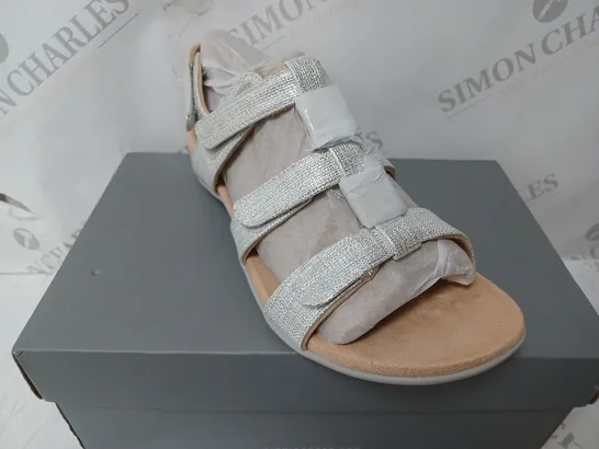 VIONIC AMBER SANDAL 2 IN SILVER - SIZE 6