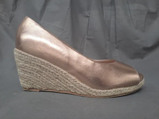 BOXED PAIR OF GOOD FOR THE SOLE PEEP TOE WEDGE SHOES IN METALLIC COPPER SIZE 7