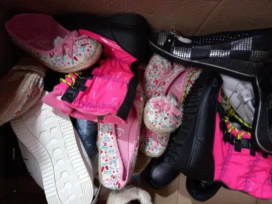 APPROXIMATELY 10 PAIRS OF ASSORTED KIDS SHOES IN VARIOUS STYLES AND SIZES 