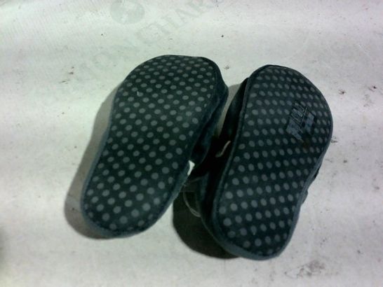 PAIR OF H&M SLIPPERS (GRAY), CHILD SIZE 10-11 UK