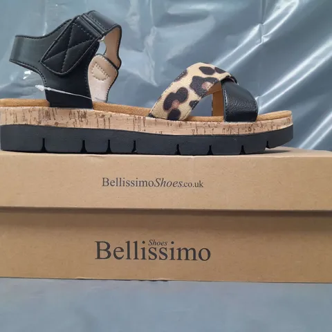 BOXED PAIR OF BELLISSIMO OPEN TOE LOW WEDGE SANDALS IN BLACK/ANIMAL PRINT SIZE 6