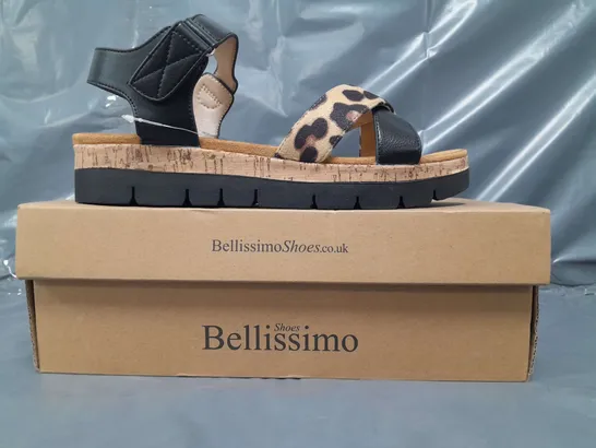 BOXED PAIR OF BELLISSIMO OPEN TOE LOW WEDGE SANDALS IN BLACK/ANIMAL PRINT SIZE 6