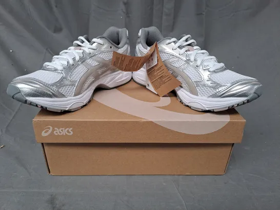 BOXED PAIR OF ASICS GEL-KAYANO 14 SHOES IN WHITE/METALLIC SILVER UK SIZE 5.5