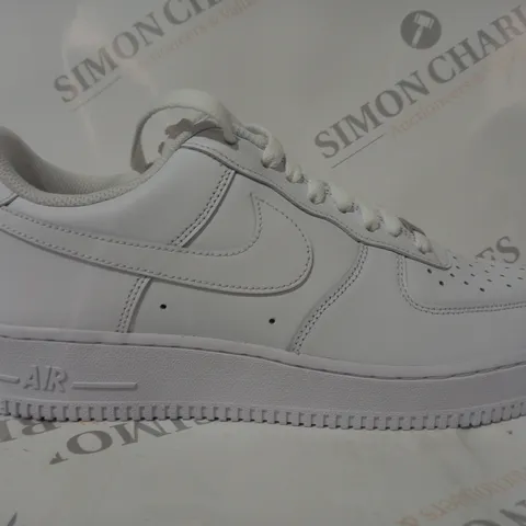 BOXED PAIR OF NIKE AIR FORCE 1 '07 SHOES IN WHITE UK SIZE 8.5