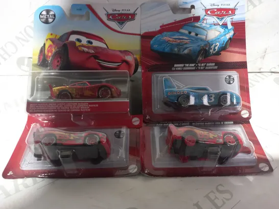 LOT OF 4 ASSORTED DISNEY PIXAR CARS TOYS TO INCLUDE SPIN OUT LIGHTNIN MCQUEEN, DAMAGED "THE KING", FINISH LINE LIGHTNING MCQUEEN, ETC