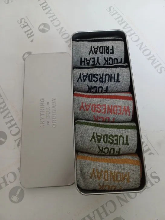 TYPO TIN OF SOCKS - 5 PAIRS 