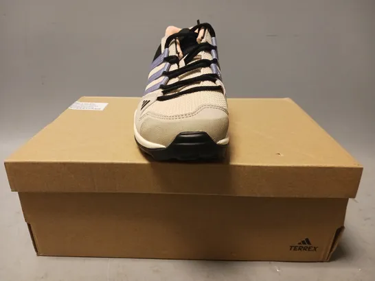 BOXED PAIR OF ADIDAS TERREX AX2R KIDS SHOES IN TAN/MULTI UK SIZE 13.5