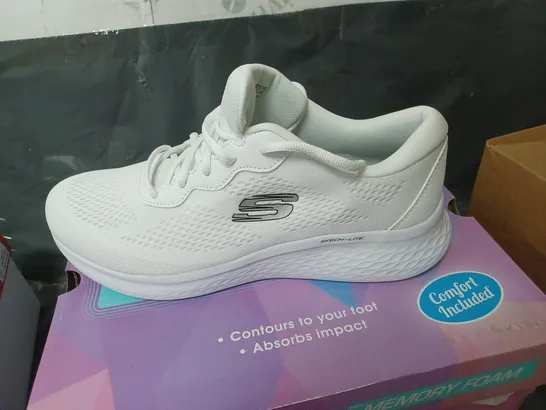 BOXED SKECHERS SKECH-LITE PRO - PERFECT TIME WITH MEMORY FOAM - WHITE - SIZE 7 UK