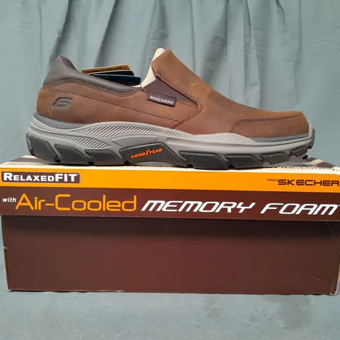 BOXED PAIR OF SKECHERS SLIP-ON SHOES IN BROWN UK SIZE 11