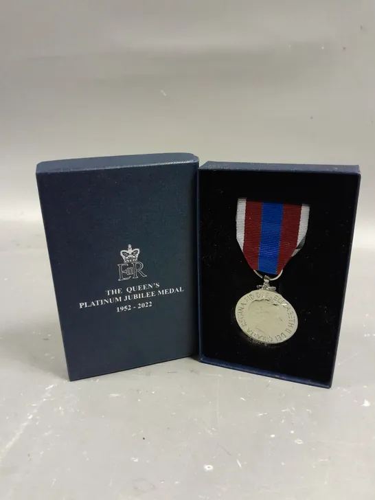 BOXED QUEEN'S PLATINUM JUBILEE COMMEMORATIVE MEDAL 