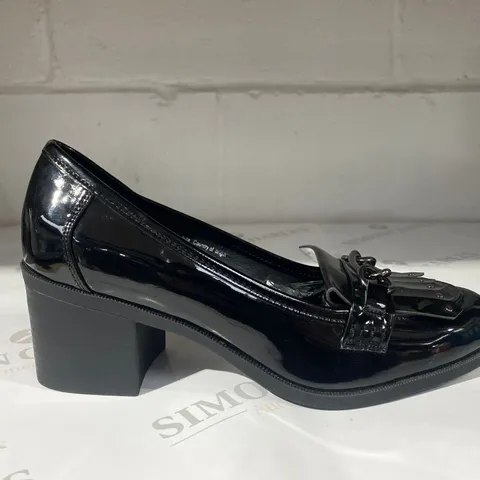 PAIR OF SIMPLYBE BLACK SHOES SIZE 7