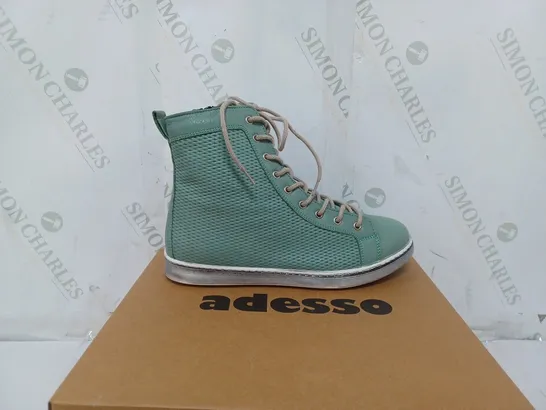 BOXED PAIR OF ADESSO BOOTS SIZE 6