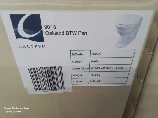 PALLET CONTAINING 4 WHITE OAKLAND TOILET PANS