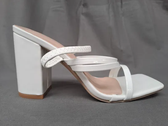 BOXED PAIR OF DESIGNER OPEN TOE BLOCK HEEL STRAPPY SANDALS IN WHITE EU SIZE 37