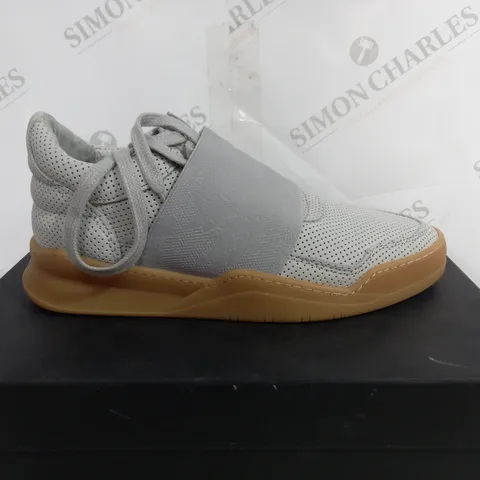 BOXED FILLING PIECES LOW TOP PERFORATED ELASTIC GREY - SIZE 40