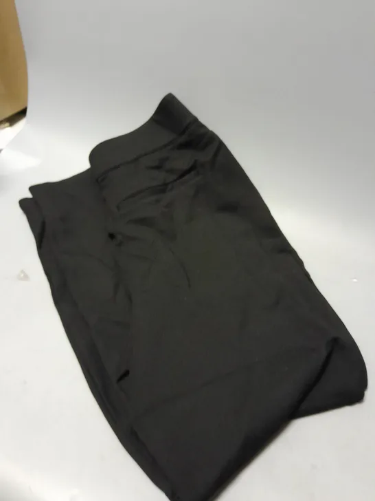 WYNNE COLLECTION STRAIGHT LEG PANTS IN BLACK SIZE L