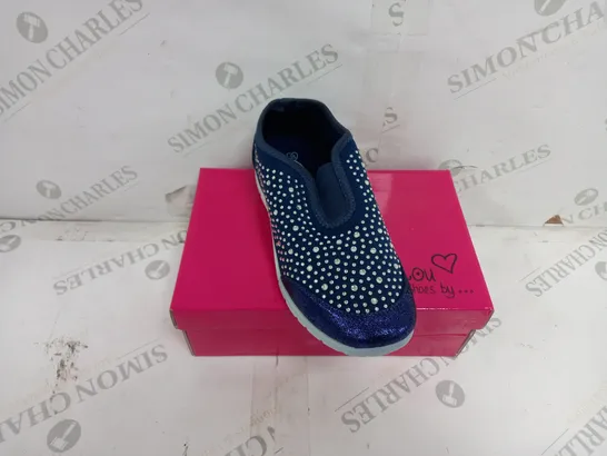 APPROXIMATELY 18 BOXED PAIRS OF LOU LOU SHOES BY SUMMER KIDS SLIP ON TRAINERS IN NAVY VARIOUS SIZES TO INCLUDE 31, 32, 34