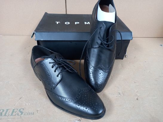 BOXED PAIR OF TOPMAN LEATHER SHOES IN BLACK SIZE 9