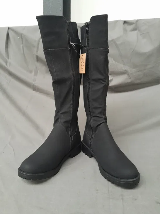 BOXED PAIR OF ELLA HAYLEY KNEE-HIGH BOOTS IN BLACK SIZE 4