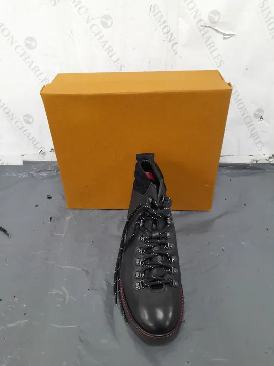 BOXED PAIR OF WHITE STUFF BLACK LEATHER BOOTS SIZE 7 