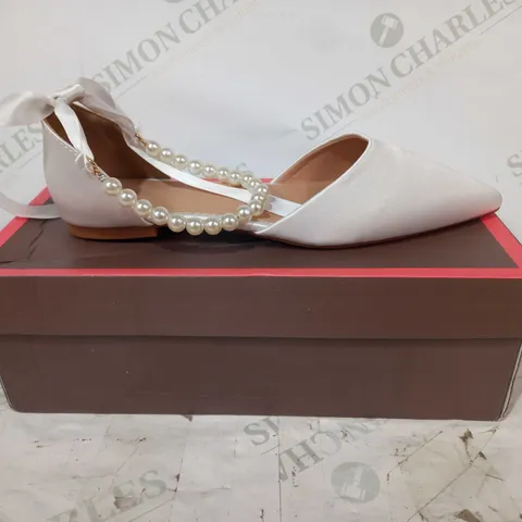 BOXED PAIR OF DESIGNER CLOSED TOE SILK EFFECT FLATS IN WHITE W. PEARL STYLE STRAP EU SIZE 38