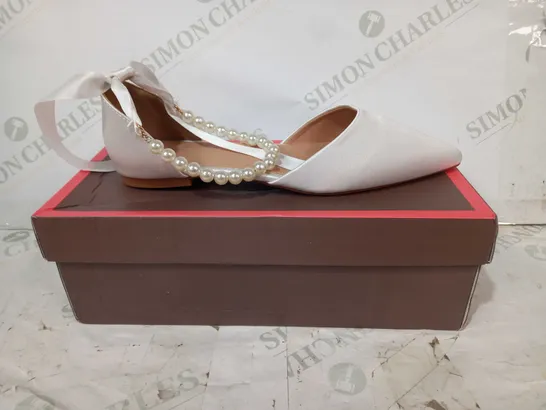 BOXED PAIR OF DESIGNER CLOSED TOE SILK EFFECT FLATS IN WHITE W. PEARL STYLE STRAP EU SIZE 38