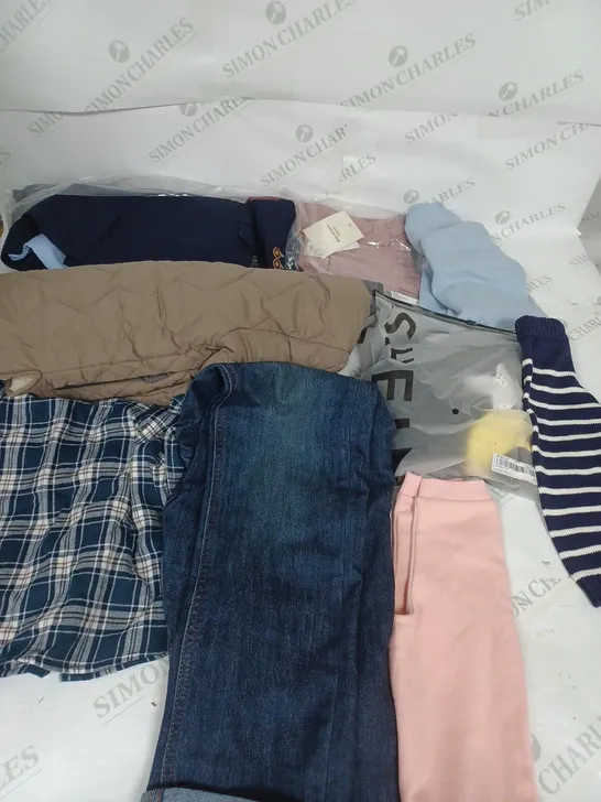 LOT OF ASSORTED KIDS CLOTHING ITEMS TO INCLUDE PYJAMAS, T-SHIRTS AND TROUSERS 