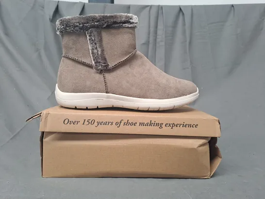 BOXED PAIR OF CUSHION-WALK BOOTS IN TAUPE SIZE 6