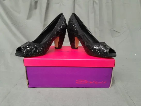 BOXED PAIR OF DOLCIS OPEN TOE HEELED SHOES IN BLACK W. GLITTER EFFECT UK SIZE 4