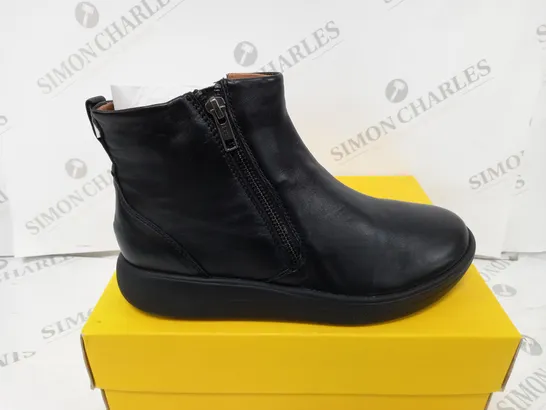 BOXED STRIVE BAMFORD II BOOTS IN BLACK - UK 5