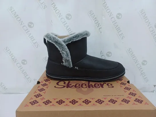 BOXED PAIR OF SKECHERS COZY CAMPFIRE SLIPPER BOOTS IN BLACK SIZE 8