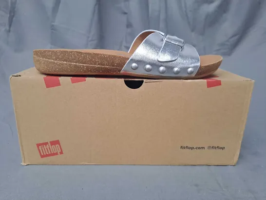 BOXED PAIR OF FITFLOP IQUSHION ADJUSTABLE BUCKLE SLIDERS IN METALLIC SILVER UK SIZE 5