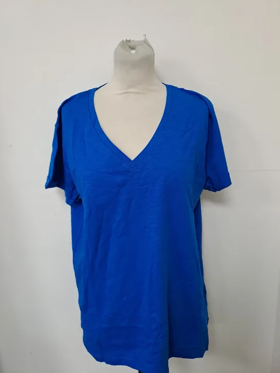 SIMPLY BE V NECK TOP IN BLUE SIZE 19