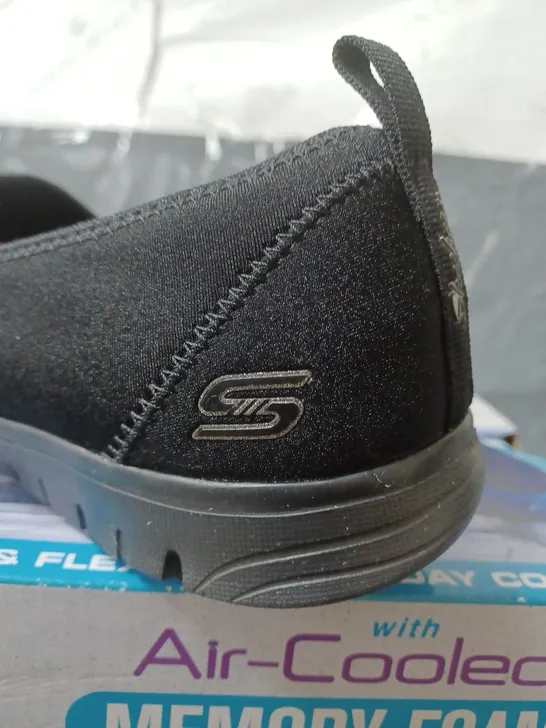 BOXED PAIR OF SKECHERS RELAXED FIT AIR COOLED MEMORY FOAM TRAINERS UK SIZE 6 - BLACK - 