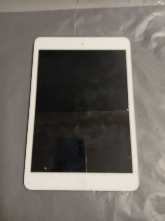 APPLE IPAD MINI 1ST GEN TABLET IN WHITE/SILVER