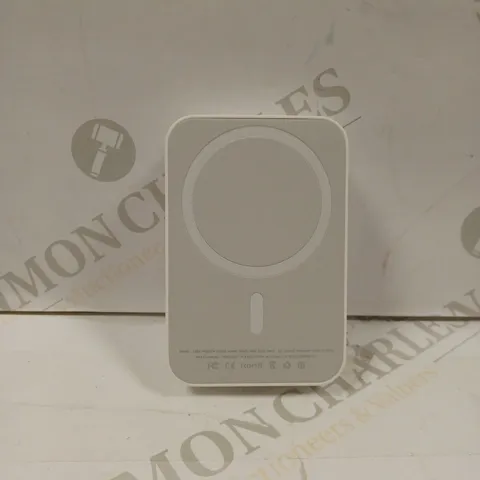 BOXED UNBRANDED MAGNETIC BATTERY PACK IN WHITE 