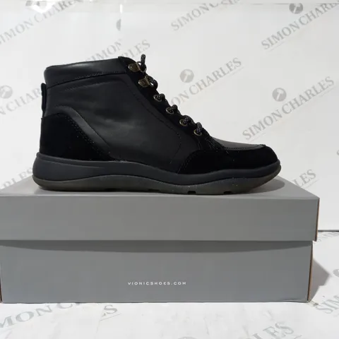 BOXED PAIR OF VIONIC WHITLEY HIKER BOOTS IN BLACK SIZE 6