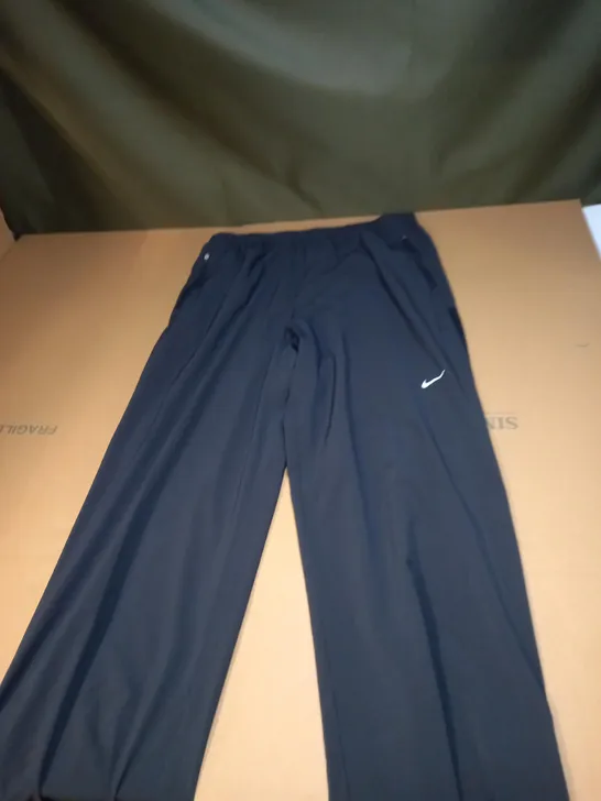 MENS NIKE LOGO FIT DRY TRACKIE BOTTOMS SIZE M